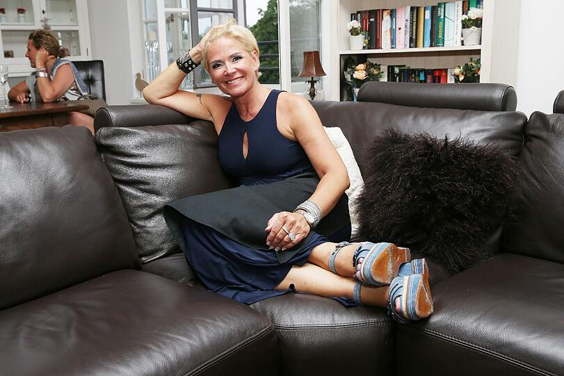 Claudia Effenberg auf ihrer Couch.