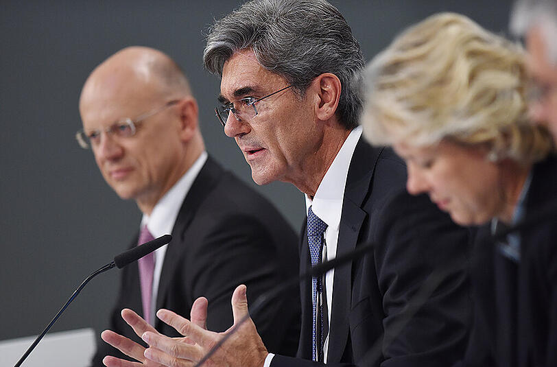 Siemens-Vorstandsvorsitzender Joe Kaeser (M), Finanzvorstand Ralf Thomas, und Lisa Davis, Vorstand der Energiesparte bei der Jahrespressekonferenz in München.
