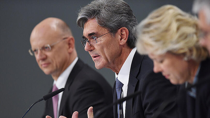 Siemens-Vorstandsvorsitzender Joe Kaeser (M), Finanzvorstand Ralf Thomas, und Lisa Davis, Vorstand der Energiesparte bei der Jahrespressekonferenz in München. Siemens-Vorstandsvorsitzender Joe Kaeser (M), Finanzvorstand Ralf Thomas, und Lisa Davis, Vorstand der Energiesparte bei der Jahrespressekonferenz in München.