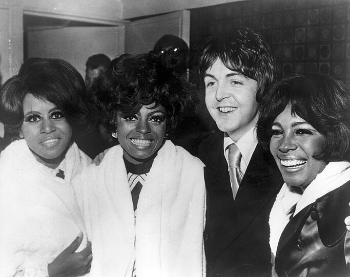 Diana Ross (Mitte) mit ihren &bdquo;Supremes&ldquo; (Cindy Birdsong (li.) und Mary Wilson) nach ihrem Auftritt in London im Januar 1968 mit Paul McCartney.