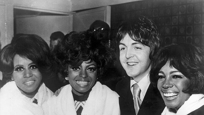 Diana Ross (Mitte) mit ihren „Supremes“ (Cindy Birdsong (li.) und Mary Wilson) nach ihrem Auftritt in London im Januar 1968 mit Paul McCartney. Diana Ross (Mitte) mit ihren „Supremes“ (Cindy Birdsong (li.) und Mary Wilson) nach ihrem Auftritt in London im Januar 1968 mit Paul McCartney.