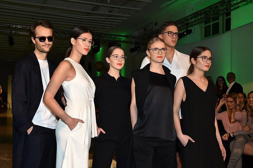 Oscar Lauterbach mit Isabella Ahrens, Enya Elstner, Milana Gräfin Bruges von Pfuel, Lucia Strunz und Tyger Lobinger auf dem Laufsteg bei der Rodenstock Eyewear Show 2018.