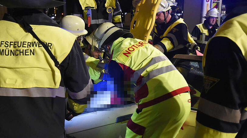 Die Feuerwehr hat die schwerverletzte Frau aus dem Auto befreit.