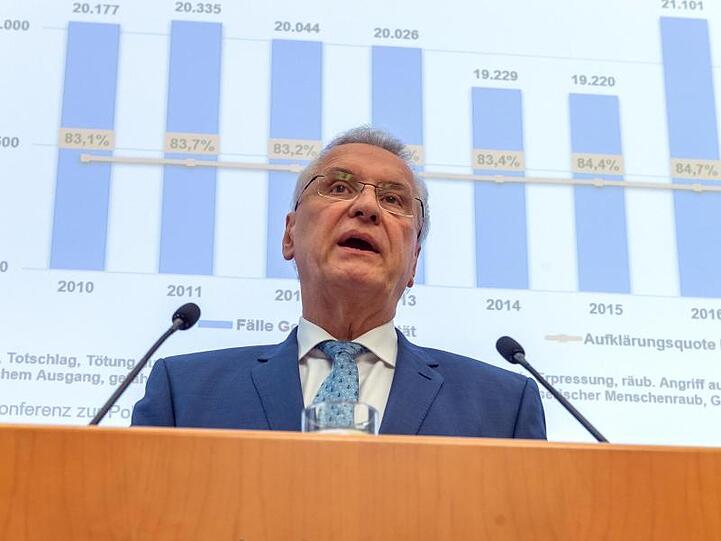 Joachim Herrmann (CSU), Innenminister von Bayern. Foto: Peter Kneffel/dpa/Archivbild