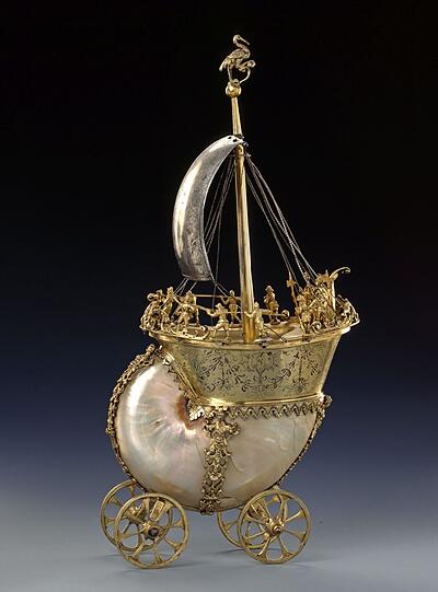 Ein Nautilusgehäuse ist die Basis dieses Trinkschiffs auf Rädern. Der Nürnberger Goldschmied Hans Anton Lind hat es zwischen 1603 und 1609 gefertigt.