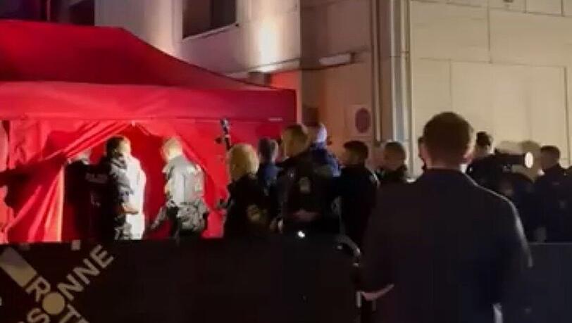 Der Moment, als die Beamten einmarschieren. Mit Videoaufzeichnung und Schutzanzügen drängen die Polizisten am Samstagmorgen in die Rote Sonne.