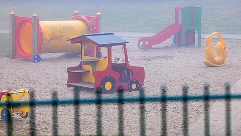 Besonders in östlichen Bundesländern fehlen den Kitas Kinder. (Symbolbild)