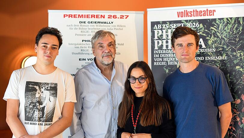Christian St&uuml;ckl mit dem Dramaturgie-Team Leon Frisch, Anouk Kesou und Nicholas Z&ouml;ckler bei nach der Vorstellung des Spielplans im Volkstheater.
