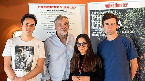 Christian St&uuml;ckl mit dem Dramaturgie-Team Leon Frisch, Anouk Kesou und Nicholas Z&ouml;ckler bei nach der Vorstellung des Spielplans im Volkstheater.