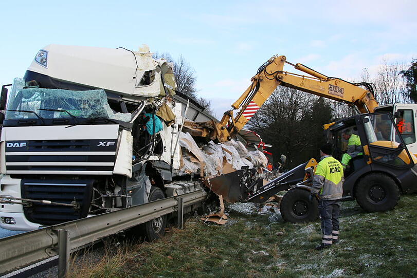 Die Bergung des Lkw und die Aufräumarbeiten dauerten bis in die Mittagsstunden.