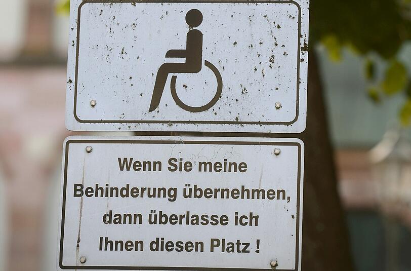Wer sein Fahrzeug verbotenerweise auf einen Behindertenparkplatz abstellt, muss mit einem Bußgeld von 35 Euro und mit dem Abschleppen des Fahrzeugs rechnen. Foto: Patrick Seeger