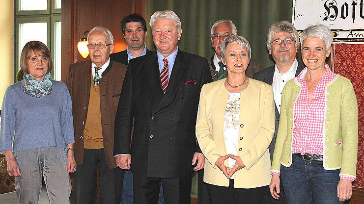 Der Vorstand (v. l.): Irmgard Baumgartner (Beisitzerin), Richard Fuchs (stellv. Vors.), Claus Reichinger (stellv. Vors.), Kurt Perlinger (Vorsitzender), Peter Gernböck (Beisitzer), Irmgard Passauer (Beisitzerin), Hans Dieter Kaplan (Schatzmeister) und Michaela Vollath (Beisitzerin).