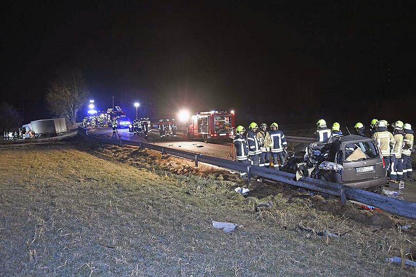 Die Beifahrerin kam mit schweren Verletzungen in eine Klinik, der Lkw-Fahrer wurde nicht verletzt.