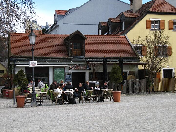 ...aber ein Kaffee im Freien geht schon.