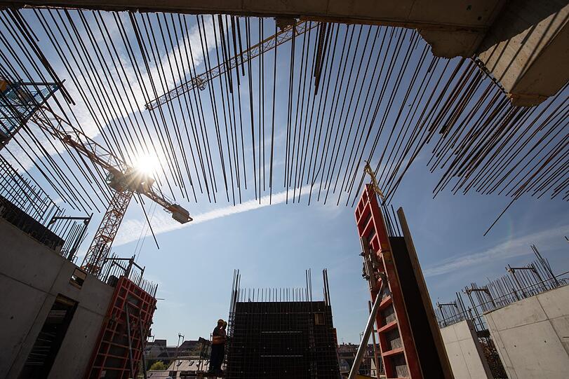 Der Mann stürzte während seiner Arbeiten am Haus 15 Meter in die Tiefe. (Symbolbild)