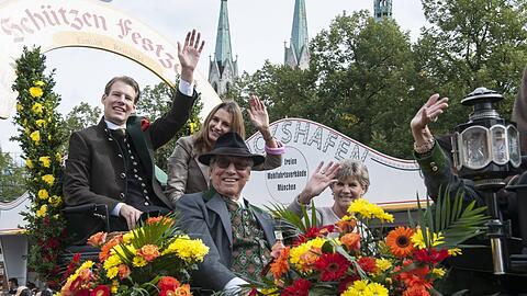 Ein besonderer Moment, der auch heuer fehlen wird: Edi Reinbold, Chef vom Schützenfestzelt, mit seiner Frau Petra, seinem älteren Sohn Mathias und Schwiegertochter Anastasia beim traditionellen Einzug der Wiesnwirte.