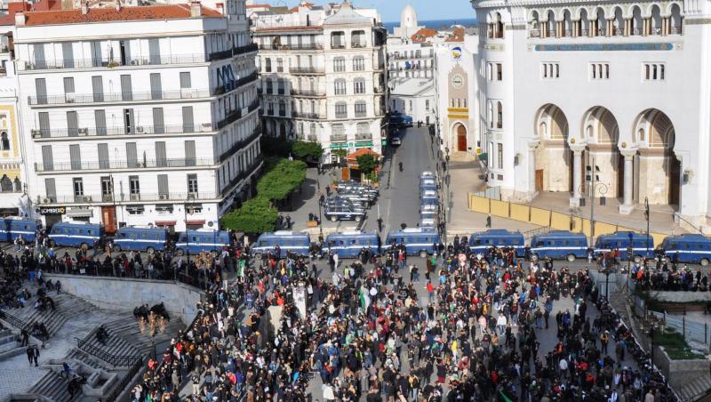 Polizeifahrzeuge stehen am Rande einer Demonstration. Die mehrfach verschobene Präsidentenwahl ist unter Massenprotesten nachgeholt worden. Polizeifahrzeuge stehen am Rande einer Demonstration. Die mehrfach verschobene Präsidentenwahl ist unter Massenprotesten nachgeholt worden.