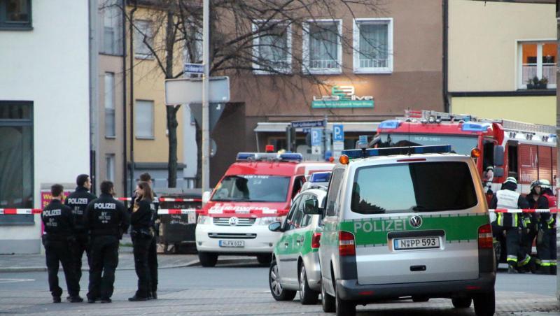 Polizeibeamte sichern mit Absperrband den Bereich vor der Polizeiinspektion Nürnberg-Mitte. Foto: Andy Eberlein/Eberlein Polizeibeamte sichern mit Absperrband den Bereich vor der Polizeiinspektion Nürnberg-Mitte. Foto: Andy Eberlein/Eberlein