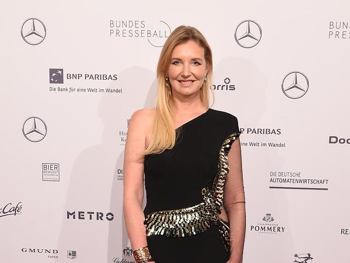 Modedesignerin Jette Joop feiert beim Bundespresseball mit.
