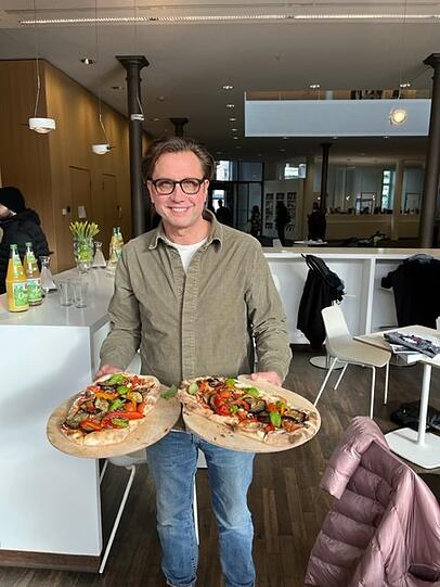 Auch das ist neu: Markus Härle bietet im Foyer der VHS in der Einsteinstraße 28 Pinsa an – eine bekömmliche Pizzavariante.