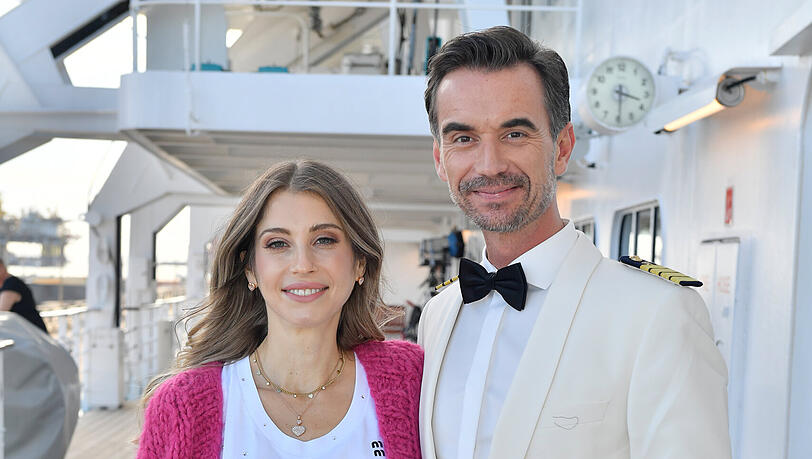 Cathy Hummels und "Traumschiff"-Kapitän Florian Silbereisen in der "Traumschiff"-Folge "Walvis Bay"