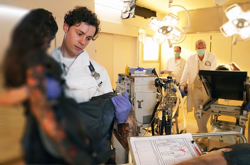 Eine Katastrophe, auf die man in Sachen Opferversorgung in den Krankenhäusern nicht vorbereitet war: Pfleger Daniel Mendt (Ron Helbig) hat gerade erst seine Ausbildung abgeschlossen. Nun kämpft er mit aller Kraft um die ihm anvertrauten Leben. Eine Katastrophe, auf die man in Sachen Opferversorgung in den Krankenhäusern nicht vorbereitet war: Pfleger Daniel Mendt (Ron Helbig) hat gerade erst seine Ausbildung abgeschlossen. Nun kämpft er mit aller Kraft um die ihm anvertrauten Leben.
