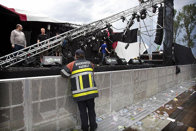 Die Festivalbesucher verlassen das Gelände: Am 18.08.2011 war der Teil einer Bühne nach einem Sturm zusammengebrochen. Drei Menschen wurden getötet, Elf wurden schwerverletzt.