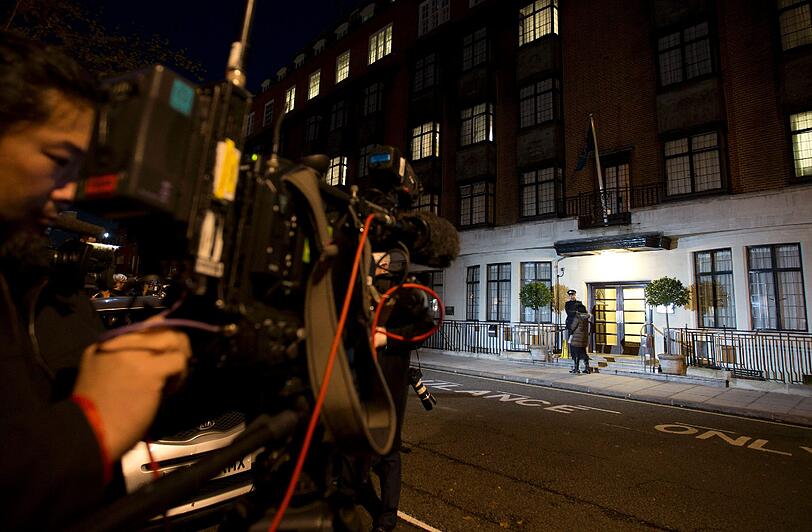 Kamerateams stehen vor dem King-Edward-Krankenhaus in London.