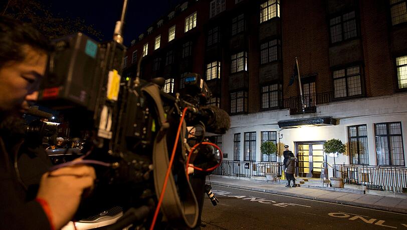 Kamerateams stehen vor dem King-Edward-Krankenhaus in London. Kamerateams stehen vor dem King-Edward-Krankenhaus in London.