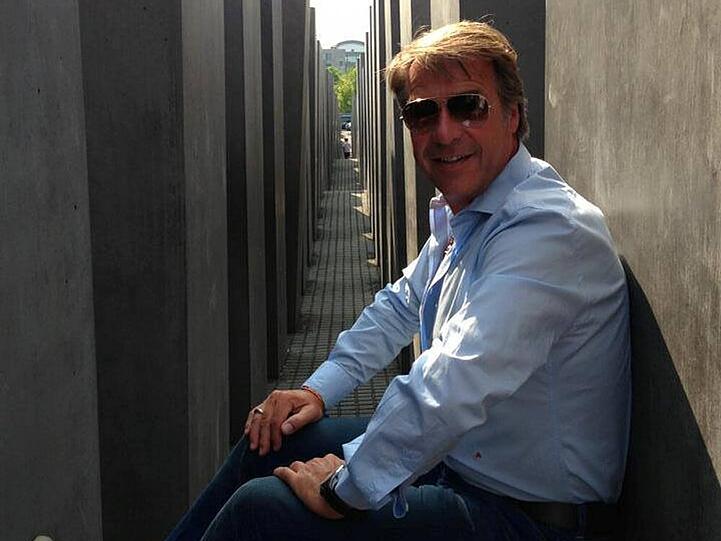 Der Anstoß der Diskussionen: Patrick Lindner lehnt am Holocaust-Denkmal