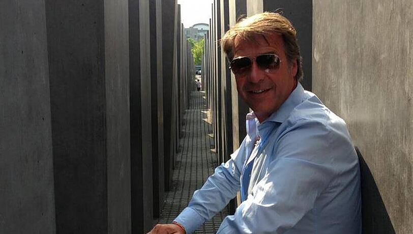 Der Anstoß der Diskussionen: Patrick Lindner lehnt am Holocaust-Denkmal