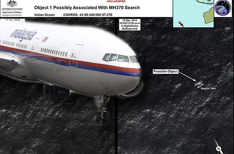 Die Trümmer des vermissten Flugzeugs sollen sich laut Aussagen der Behörden etwa 2500 Kilometer vor der Westküste Australiens befinden.