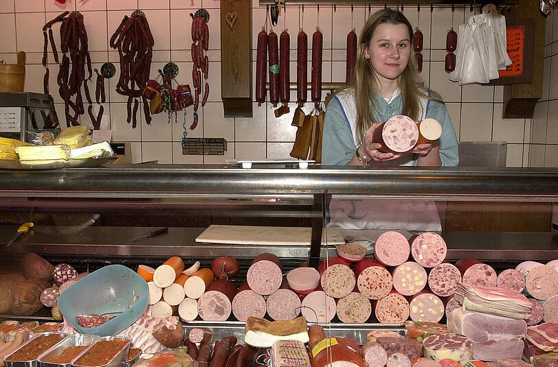 &bdquo;Darf&rsquo;s a bisserl mehr sein?&ldquo;: In der Metzgerei des Vertrauens kennen sich die Verkäuferin und der Kunde.