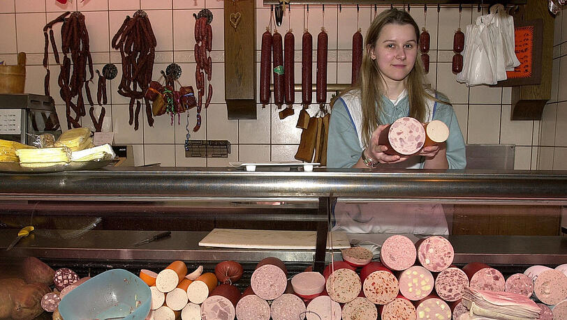 „Darf’s a bisserl mehr sein?“: In der Metzgerei des Vertrauens kennen sich die Verkäuferin und der Kunde. „Darf’s a bisserl mehr sein?“: In der Metzgerei des Vertrauens kennen sich die Verkäuferin und der Kunde.