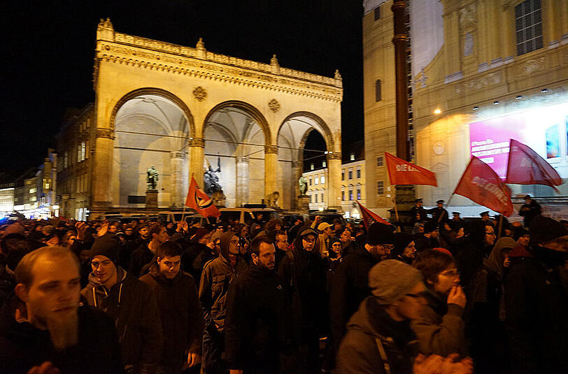 Die Gegendemonstranten kommen am Odeonsplatz an.