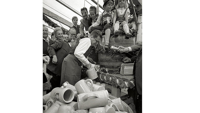 Schon von klein auf sind der jetzige Wiesn-Wirt Christian Schottenhamel und Schwester Angela (oben auf dem Fass sitzend) beim Anstich dabei &ndash; hier mit OB Hans-Jochen Vogel in den 60er-Jahren.	Fotos (2):Heinz Gebhardt