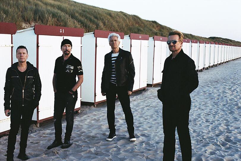 Zyniker würden wohl sagen, dieses Foto von Anton Corbijn sei am Strand Guernsey entstanden, jener Kanalinsel, auf der Geschäftsmann und Weltverbesserer Bono (rechts) Teile seines Vermögens vor der Steuer schützt.