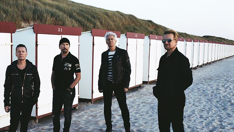 Zyniker würden wohl sagen, dieses Foto von Anton Corbijn sei am Strand Guernsey entstanden, jener Kanalinsel, auf der Geschäftsmann und Weltverbesserer Bono (rechts) Teile seines Vermögens vor der Steuer schützt. Zyniker würden wohl sagen, dieses Foto von Anton Corbijn sei am Strand Guernsey entstanden, jener Kanalinsel, auf der Geschäftsmann und Weltverbesserer Bono (rechts) Teile seines Vermögens vor der Steuer schützt.