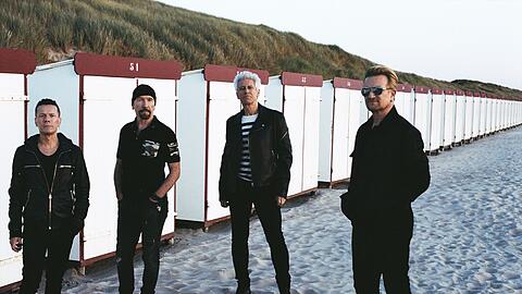 Zyniker würden wohl sagen, dieses Foto von Anton Corbijn sei am Strand Guernsey entstanden, jener Kanalinsel, auf der Geschäftsmann und Weltverbesserer Bono (rechts) Teile seines Vermögens vor der Steuer schützt.