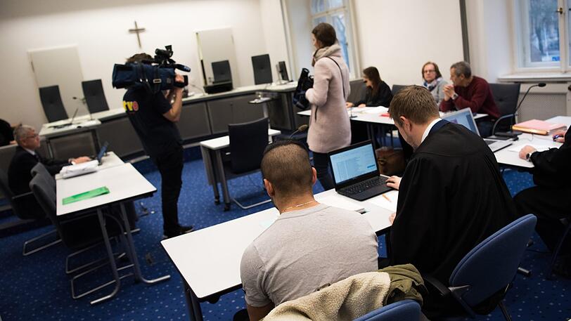 Ein wegen gemeinschaftlichen Mordes angeklagter Syrer (l) sitzt neben seinem Anwalt Maximilian Glabasnia (r) im Gerichtssaal des Landgerichts Bamberg. Zwei Syrern wird vorgeworfen, einen Syrer in einer Asylunterkunft gemeinschaftlich ermordet zu haben.