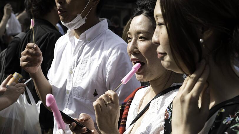 So feiern die Menschen in Japan das "fest des stählernen Penisses".
