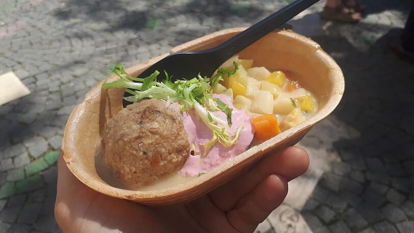 Alles aus "geretteten" Lebensmitteln: Semmelknödel mit Spargel-Kartoffel-Ragout. Die Schale ist ebenfalls essbar.