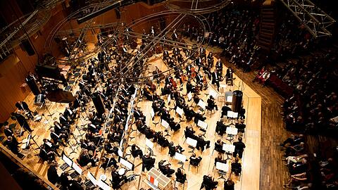 Das Symphonieorchester des Bayerischen Rundfunks auf dem Podium der Philharmonie im Gasteig.
