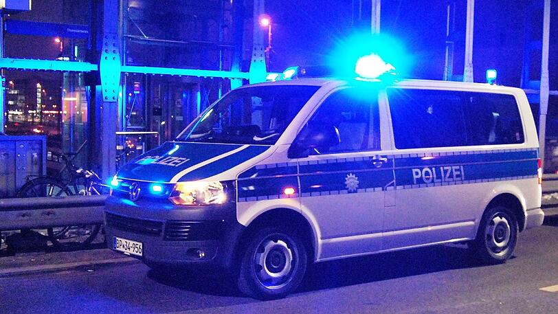 Ein junger Bursche hat sich in der Silvesternacht völlig danebenbenommen und ist auf drei Sanitäter losgegangen.