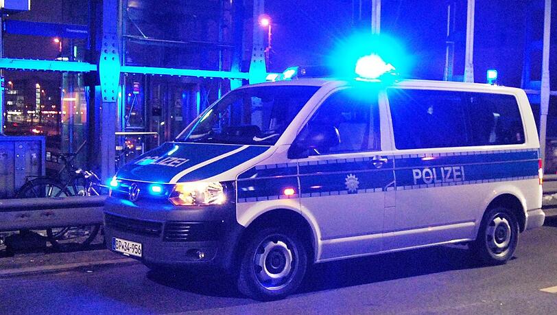 Ein junger Bursche hat sich in der Silvesternacht völlig danebenbenommen und ist auf drei Sanitäter losgegangen. Ein junger Bursche hat sich in der Silvesternacht völlig danebenbenommen und ist auf drei Sanitäter losgegangen.