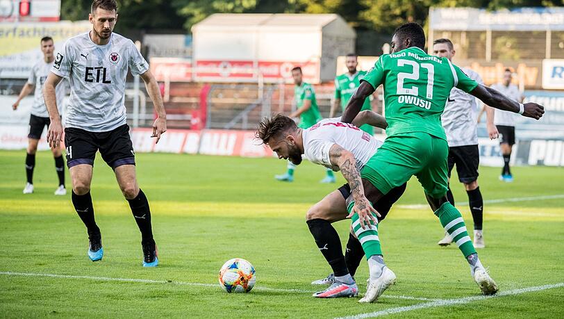 Voller Einsatz! Prince Owusu im Zweikampf mit Kölns Fabian Holthaus. Voller Einsatz! Prince Owusu im Zweikampf mit Kölns Fabian Holthaus.
