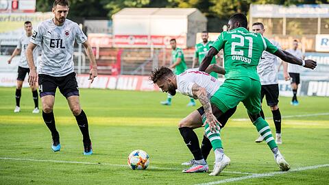 Voller Einsatz! Prince Owusu im Zweikampf mit Kölns Fabian Holthaus.