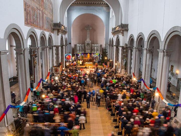 Besucher schunkeln während der "Schunkelmesse" in der Kirche St. Maximilian. Foto: Lino Mirgeler/dpa