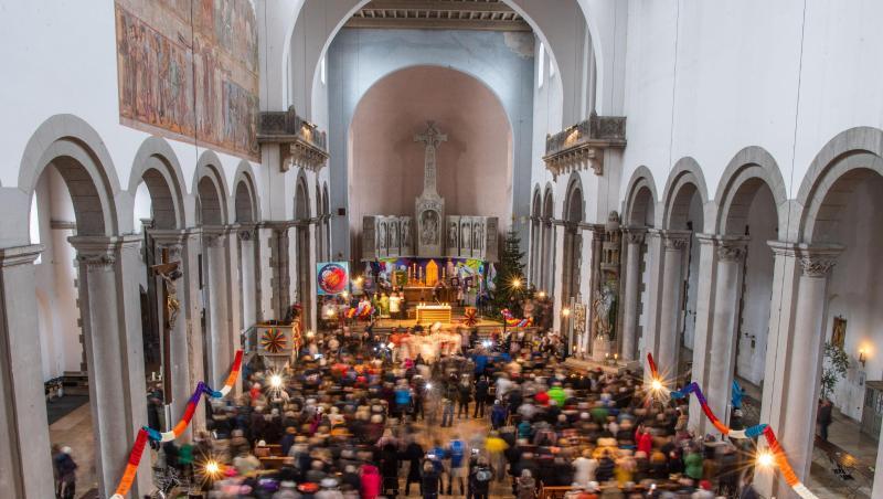 Besucher schunkeln während der "Schunkelmesse" in der Kirche St. Maximilian. Foto: Lino Mirgeler/dpa