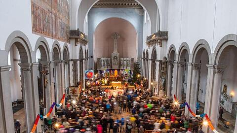 Besucher schunkeln während der "Schunkelmesse" in der Kirche St. Maximilian. Foto: Lino Mirgeler/dpa